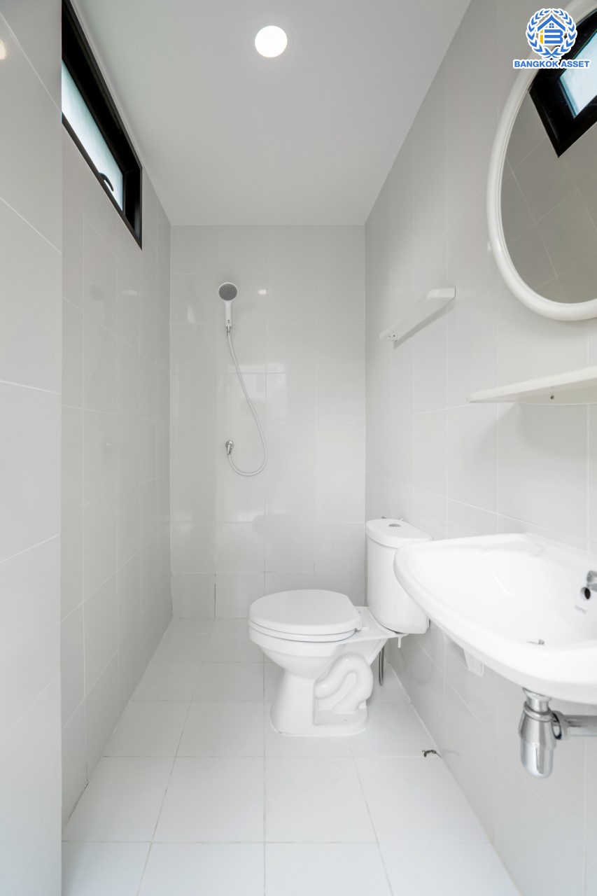 บ้านมือสองตกแต่งใหม่ ม.เดอะซิตี้ ราชพฤกษ์-ปิ่นเกล้า หลังมุม เนื้อที่ 71.8 ตร.ว. ดีไซน์ตอบทุกไลฟ์สไตล์ ฟังก์ชัน 3 ห้องนอน 5 ห้องน้ำ 1 ห้องอเนกประสงค์ 1 ห้องแม่บ้าน จอดรถได้ 2 คัน บนทำเลติดถนนใหญ่ เชื่อมต่อทุกเส้นทาง ใกล้รถไฟฟ้าสายสีม่วง "สถานีบางรักใหญ่" และจุดขึ้นทางด่วน "ศรีรัช"